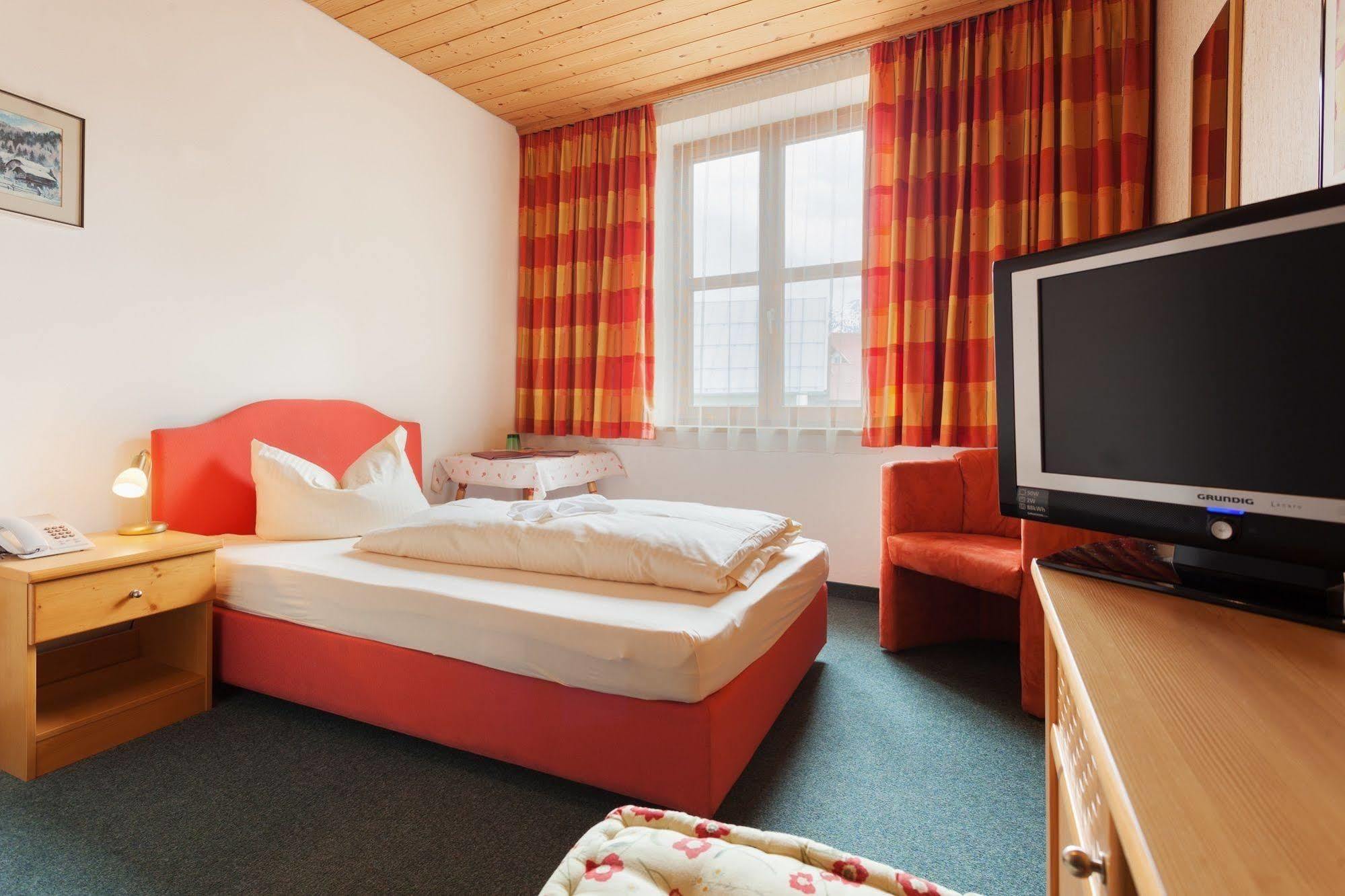 Hotel Goldene Rose Reutte Exterior photo