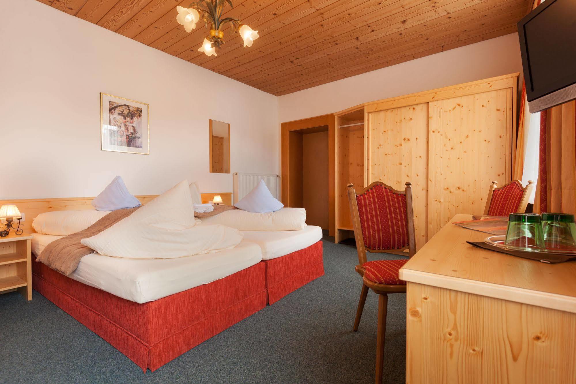 Hotel Goldene Rose Reutte Exterior photo