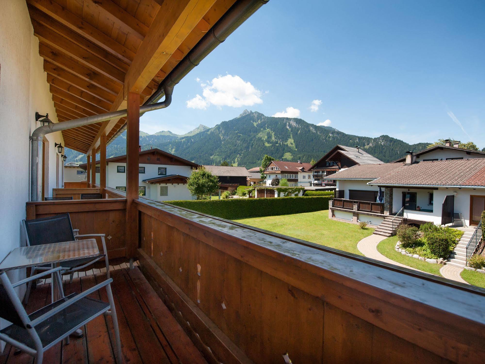 Hotel Goldene Rose Reutte Exterior photo